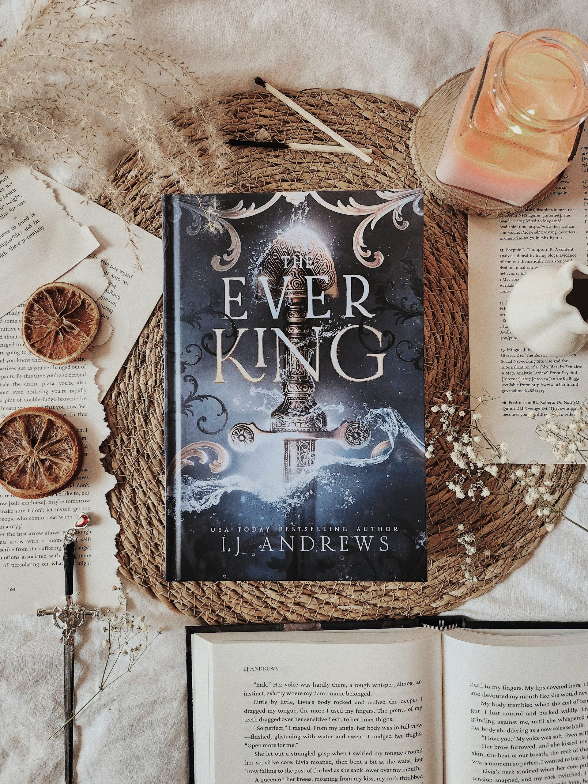 Buchbloggerin lauri.ollii präsentiert den Fantasyroman The Ever King von L.J. Andrews mit kreativer Buchfotografie – ideal für Buchblog, Bücher-Content und Verlage.